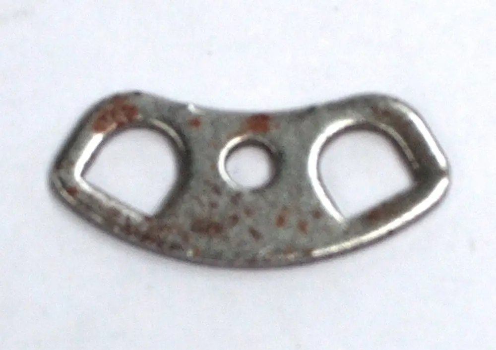 Daikin Zündelektrodenhalter aus Metall mit zwei seitlichen Aussparungen und einem mittigen Loch, zeigt Roststellen, auf hellem Hintergrund.